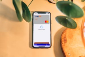 phone-screen-with-apple-pay